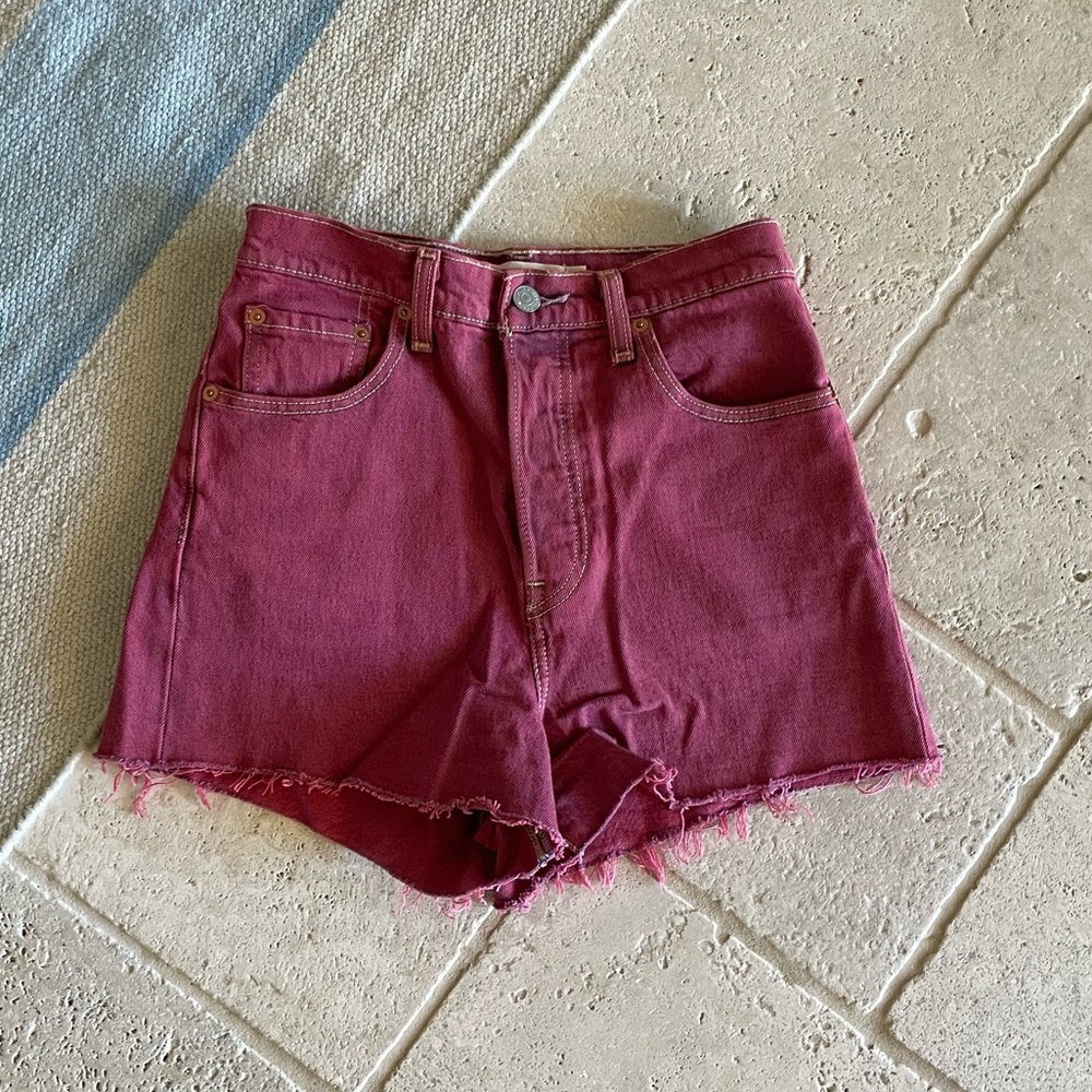 Levi’s Red Ribcage Short